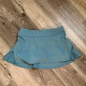 Lululemon Athletica turquoise blue Play Off the Pleats Skirt.
